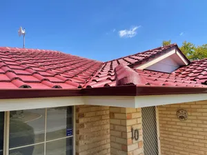 Photo of a roof done with the colour: Heritage Red