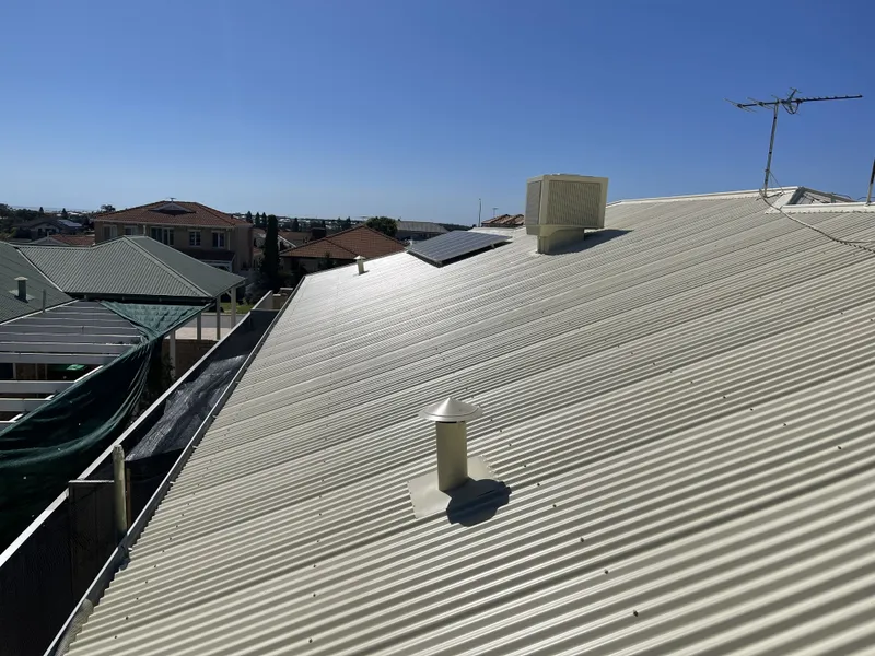 Perth roof with Colorbond Classic Cream Dulux Acratex coating - view 2